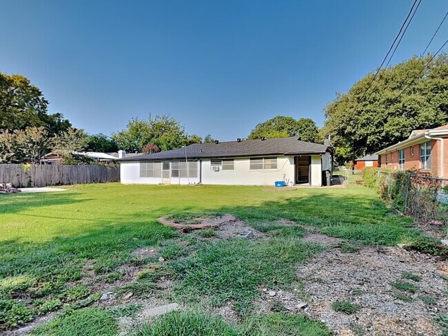 Building Photo - 1019 Park Center St