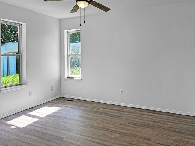 Building Photo - 1805 Southcrest Dr