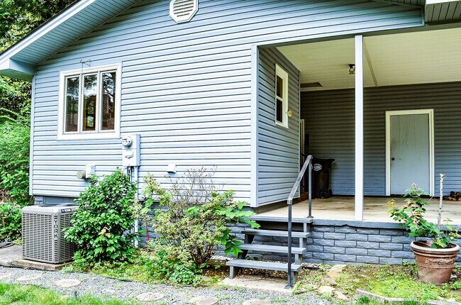Building Photo - West Gate Area Home | Home | Unfurnished