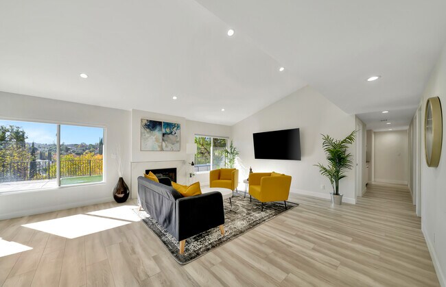 Building Photo - 5565 Ostin Ave