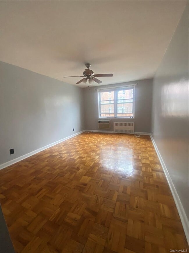 Building Photo - 4 Sadore Ln
