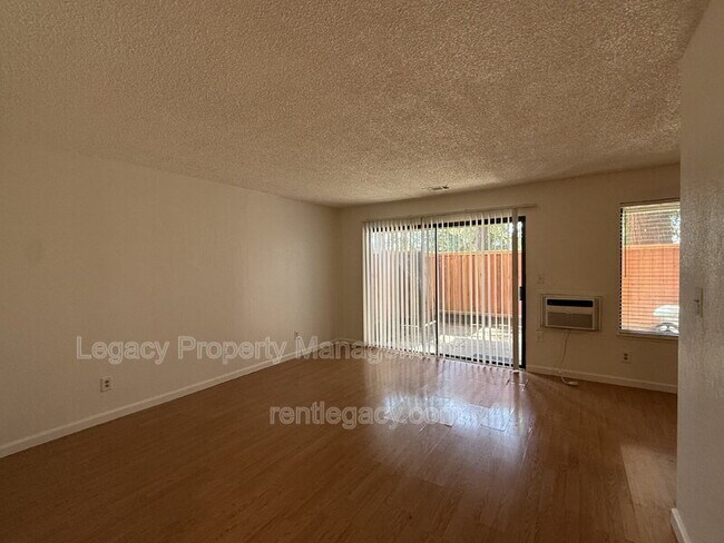 Building Photo - 2125 Northwood Cir