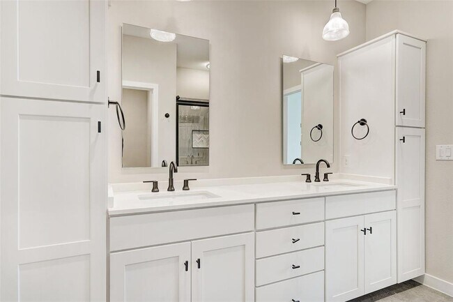 Building Photo - 3809 Valley View Rd