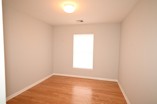 Building Photo - 560 Silver Sands Rd