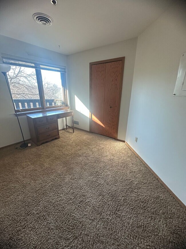 Building Photo - Charming 2-Bedroom Condo Near Campus - Ava...
