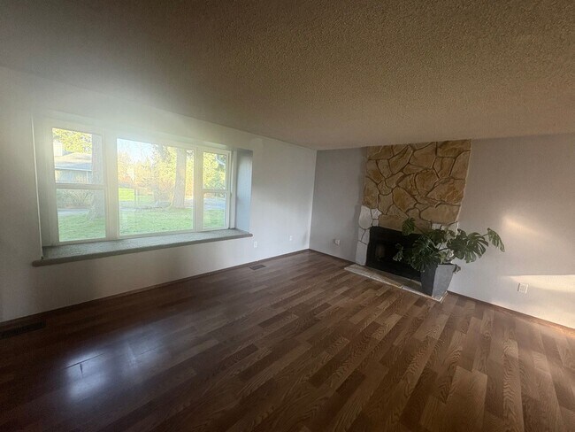 Building Photo - Charming Puyallup Home – Spacious & Updated