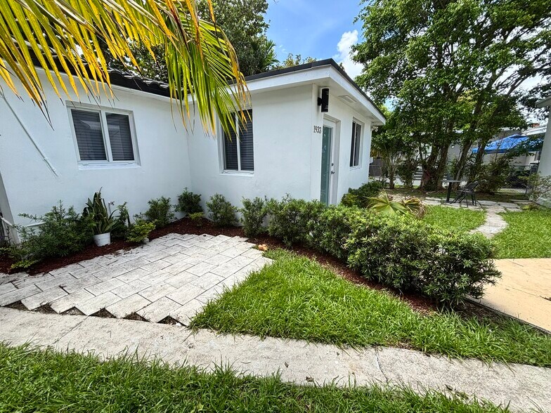 Building Photo - 1933 SW 17th Ct