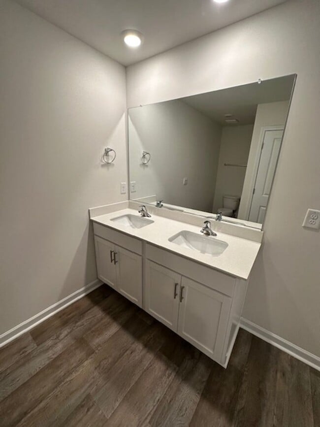 Building Photo - Graham