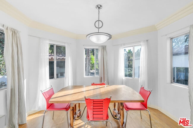 Building Photo - 1530 Valley View Rd