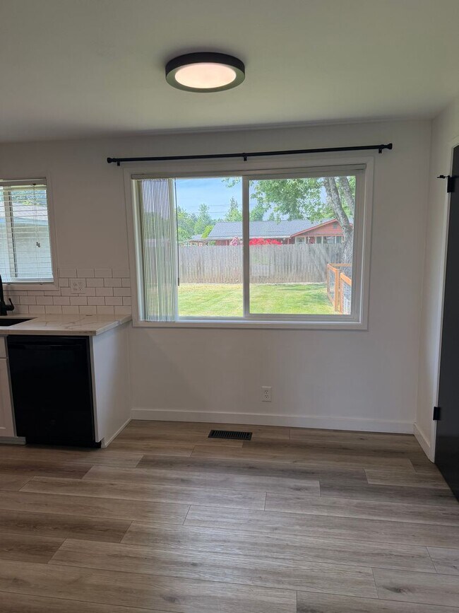 Building Photo - Updated 2 bedroom 1 bath duplex!