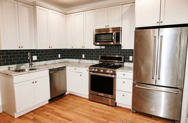 Building Photo - 643 E 5th St