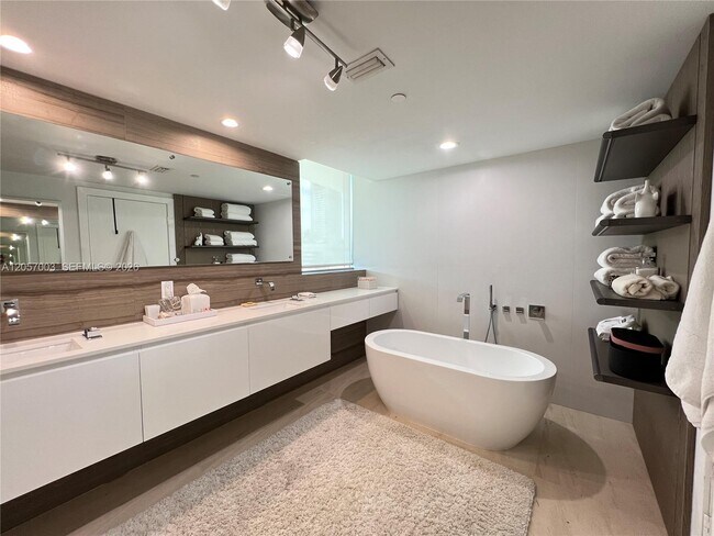Building Photo - 1331 Brickell Bay Dr