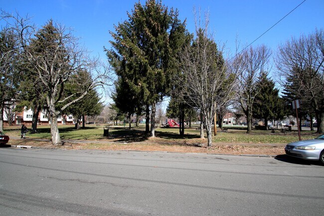 Building Photo - 42 Walnut St