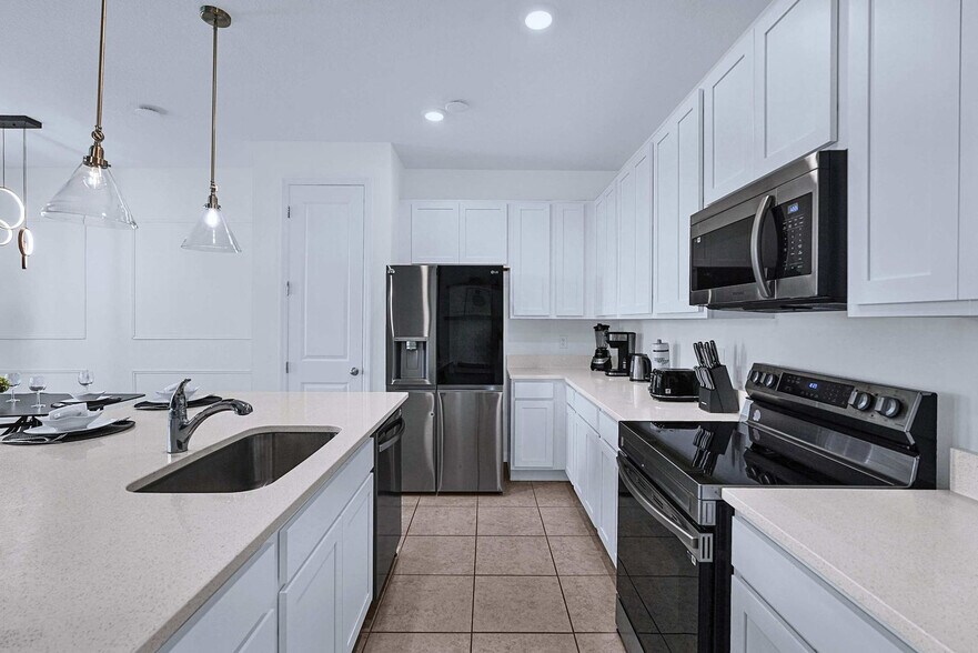 Building Photo - 638 Longboat Dr