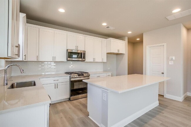 Building Photo - Beautiful Townhome in Gated Community