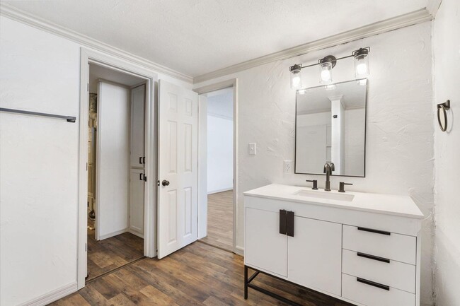Building Photo - REMODELED 3 Bed | 1 bath | FENCED IN YARD ...