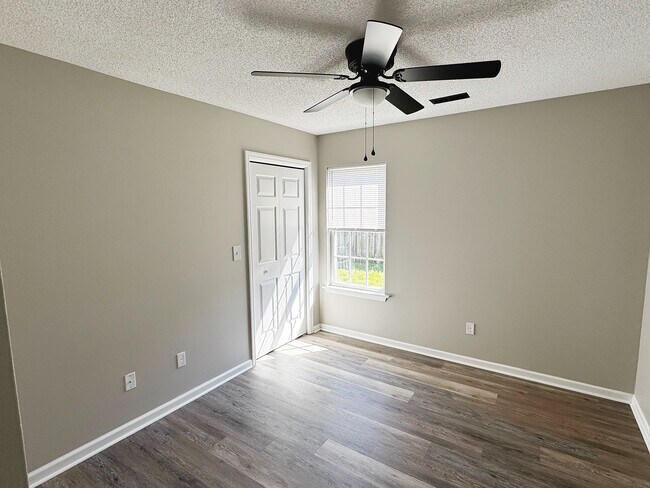 Building Photo - 809 Tisbury Ln