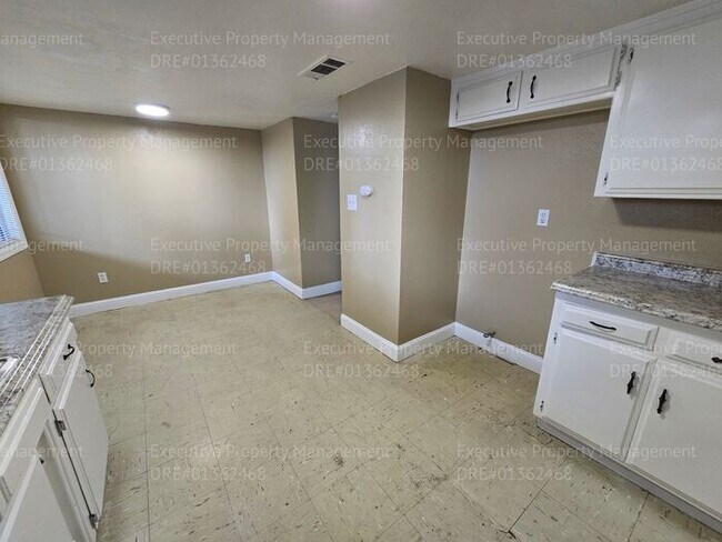 Building Photo - 2 bedroom 1.5 bathroom townhouse