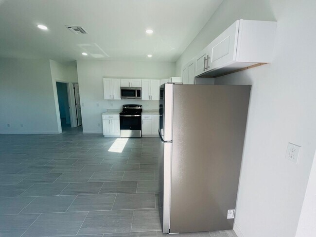 Building Photo - BRAND NEW 3/2/1 SINGLE FAMILY HOME--SW LEHIGH ACRES