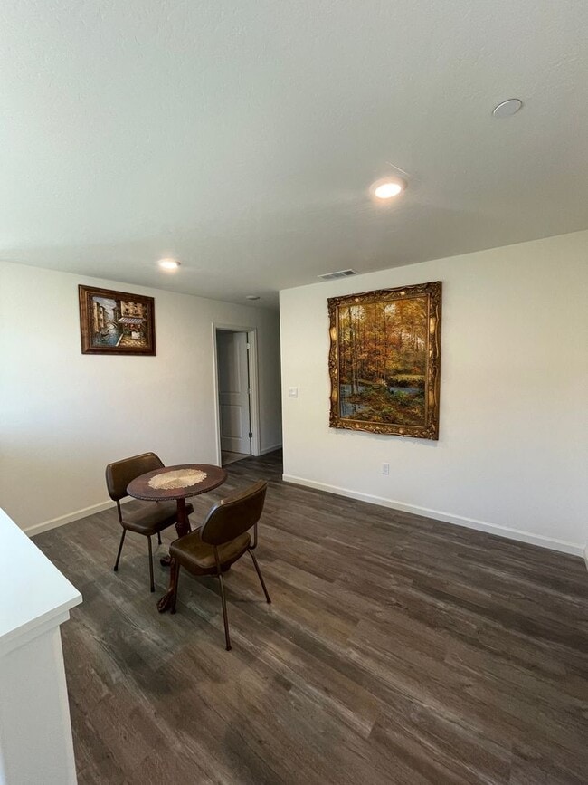 Building Photo - Beautiful 4-Bedroom, 2.5-Bathroom Two-Stor...