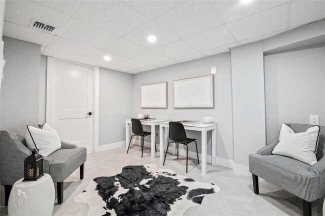Building Photo - 8 Fairway Pl