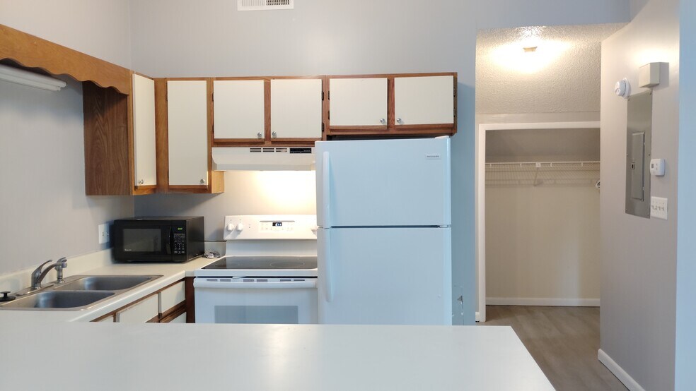 Building Photo - 500 Fairway Village Dr