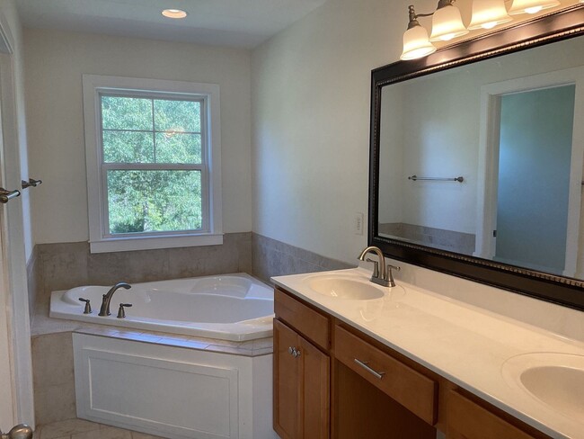 Building Photo - 4 Bedroom 2.5 Bathroom located in Old Mill...