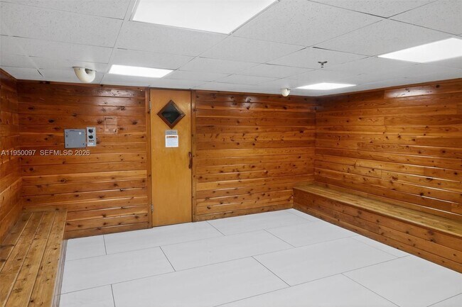 Building Photo - 540 Brickell Key Dr