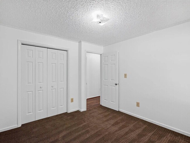 Building Photo - 8 Wedgewater Ct