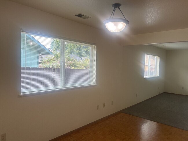 Building Photo - 2149 Woodcrest Ct
