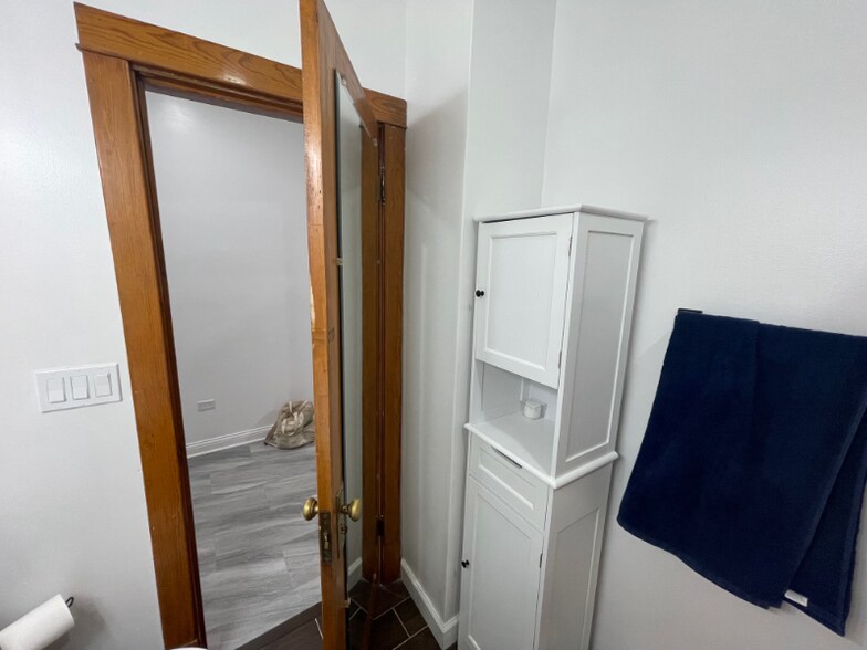 Building Photo - 5855 W Leland Ave