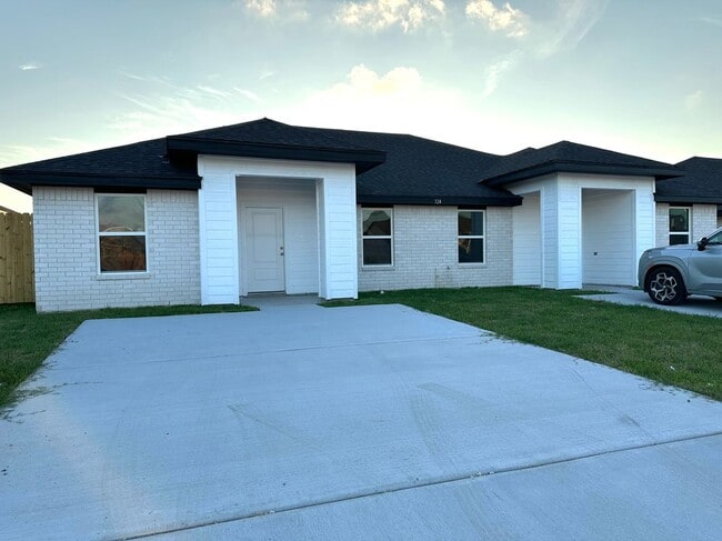 Building Photo - 324 Uva Ln