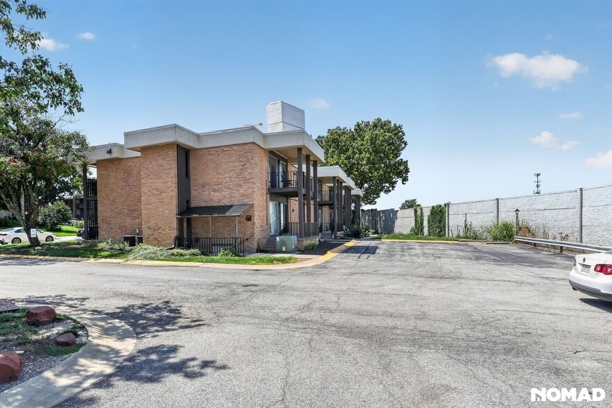 Building Photo - 410 W 104th St