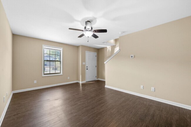 Building Photo - 161 Center Pointe Dr