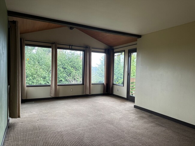 Building Photo - Exquisite 4 Bed, 2.5 bath in Bellevue with...