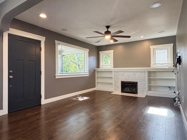 Building Photo - Stunning Remodel Near 9th & 9th!