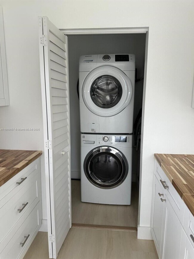 Building Photo - 420 Burning Tree Ln