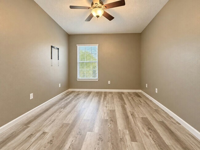 Building Photo - 5032 Pond Ridge Dr