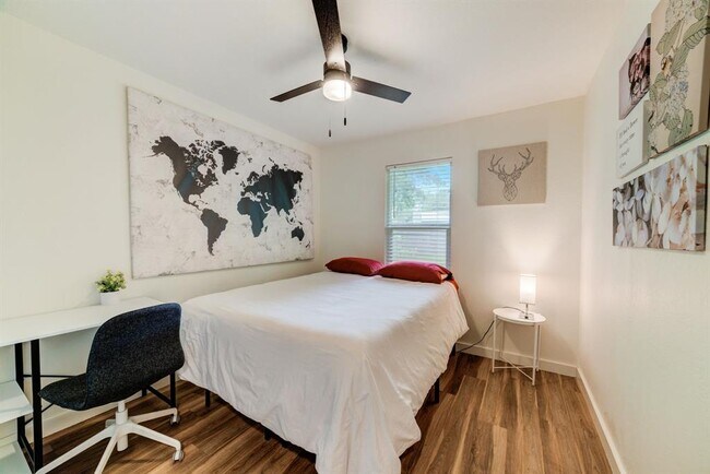Building Photo - 4405 Button Bend Cir