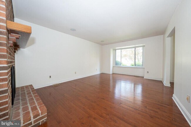 Building Photo - 301 Hanover Ct
