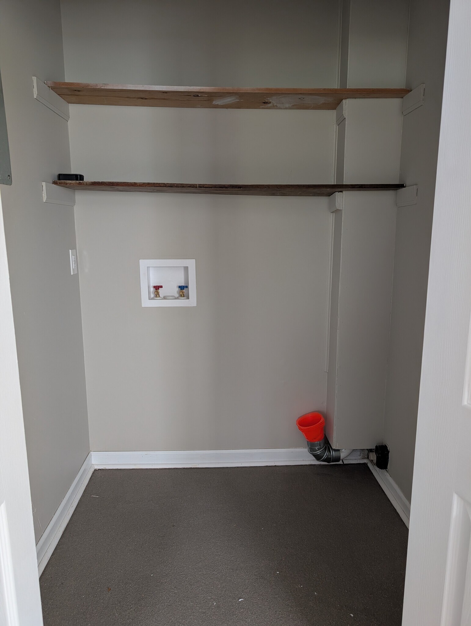 Laundry hook ups on lower level - 914 Murrell Rd