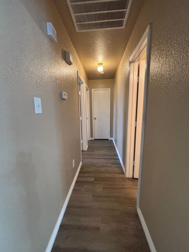 Building Photo - 525 Bretts Way