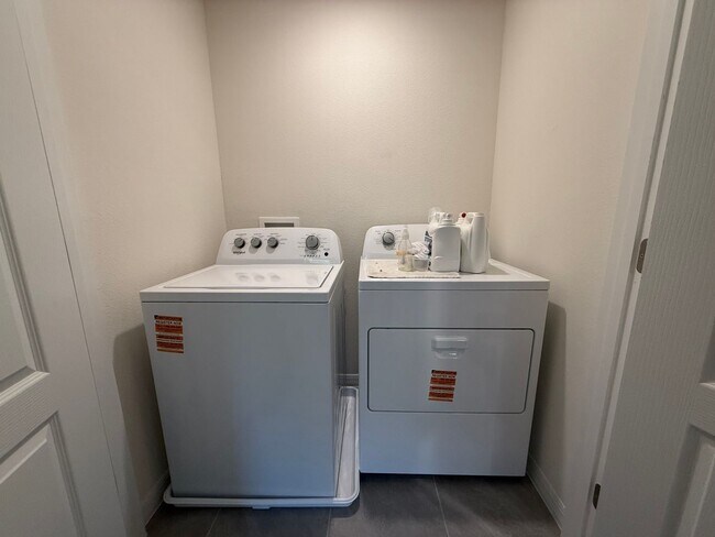 Building Photo - Beautiful 3 Bedroom 2.5-bathroom townhome