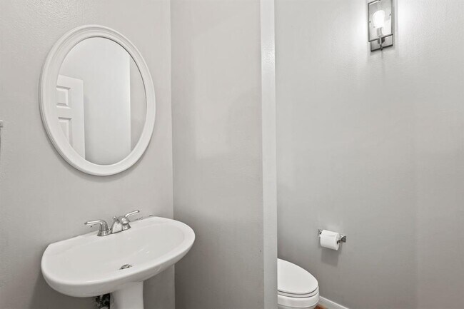 Building Photo - 2124 Gillette St