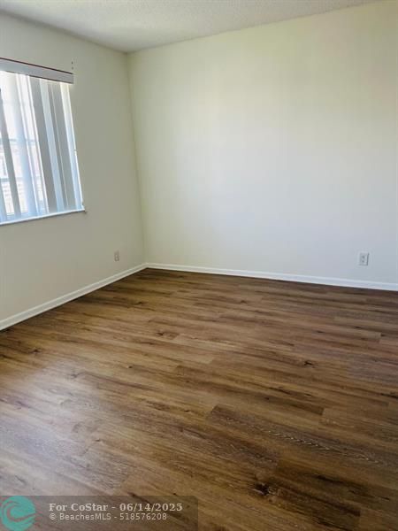 Building Photo - 9936 Twin Lakes Dr
