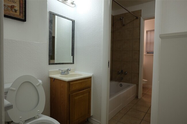 Building Photo - 3401 Princeton Dr