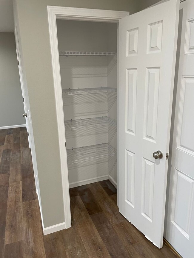 Building Photo - 4 bed 2 bath 2 Car Garage! 1/2 off 1st Months Rent!!