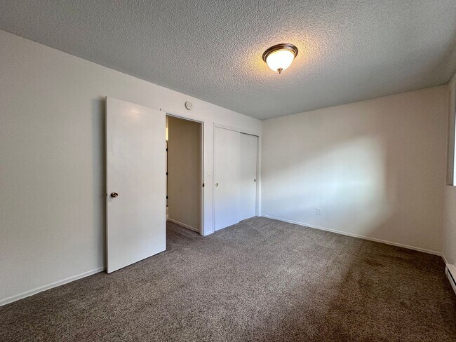 Building Photo - Charming 2-Bedroom Townhome in Sullivan's ...