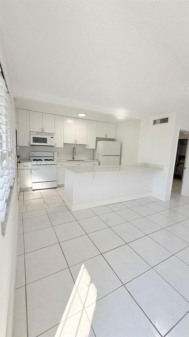 Building Photo - 20337 NE 2nd Ave