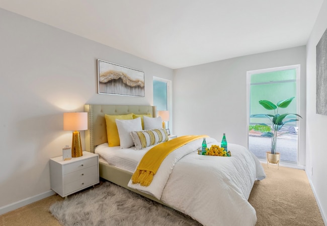 Building Photo - Bellevue Square Ground Floor 2 Bedroom Condo